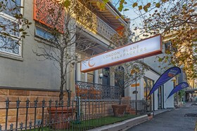 London Plane Backpackers Hostel