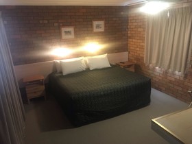 Peter Allen Motor Inn