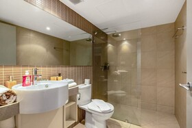 Signatures On Knuckey