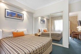 Coopers Colonial Motel