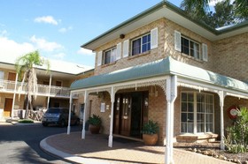 Coopers Colonial Motel