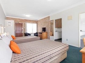 Coopers Colonial Motel