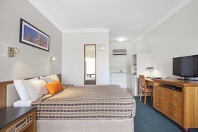 Coopers Colonial Motel