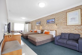 Coopers Colonial Motel