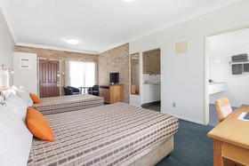 Coopers Colonial Motel