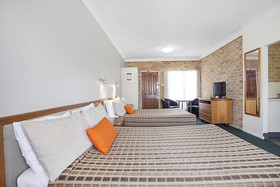 Coopers Colonial Motel