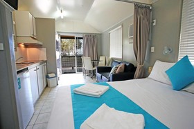 Rowes Bay Beachfront Holiday Park