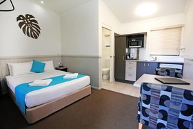 Rowes Bay Beachfront Holiday Park