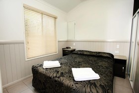 Rowes Bay Beachfront Holiday Park