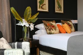 Springfield Lakes Hotel