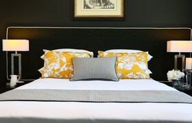 Springfield Lakes Hotel