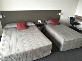 Country Roads Motor Inn