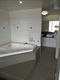 Country Roads Motor Inn