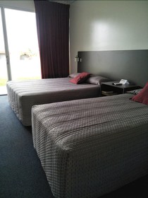 Country Roads Motor Inn