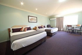 Emerald Explorers Inn