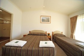 Emerald Explorers Inn