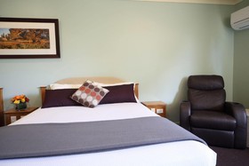 Emerald Explorers Inn
