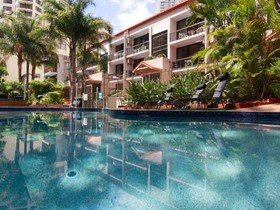 Surfers Paradise- Meters From The Beach