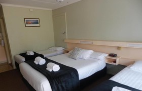 Flying Spur Motel