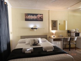 Flying Spur Motel