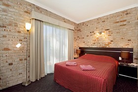 Highlander Motor Inn