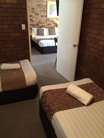 Ruthven Street Motor Inn