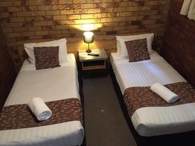 Ruthven Street Motor Inn