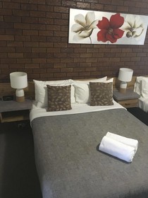 Ruthven Street Motor Inn