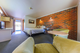 Country Roads Motor Inn