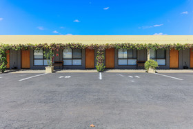 Country Roads Motor Inn