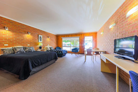 Country Roads Motor Inn