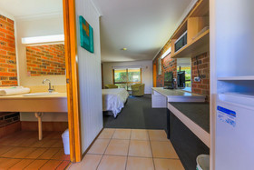 Country Roads Motor Inn