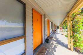 Country Roads Motor Inn