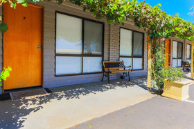 Country Roads Motor Inn