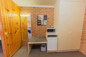 Country Roads Motor Inn