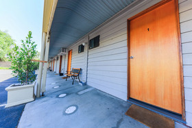 Country Roads Motor Inn