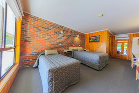 Country Roads Motor Inn