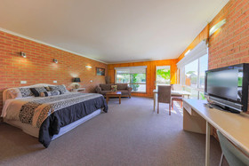 Country Roads Motor Inn
