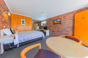 Country Roads Motor Inn