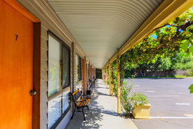 Country Roads Motor Inn