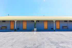 Country Roads Motor Inn