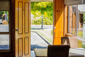 Country Roads Motor Inn