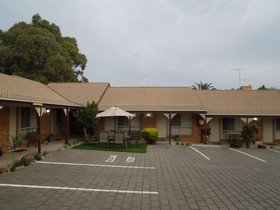 Golden Square Motor Inn