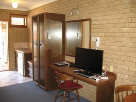 Barrass's John Bright Motor Inn