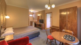 Barrass's John Bright Motor Inn