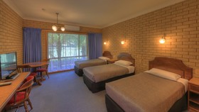 Barrass's John Bright Motor Inn