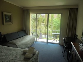 Riverbank Park Motel