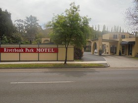 Riverbank Park Motel