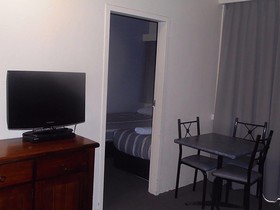 Riverbank Park Motel