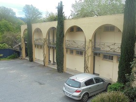 Riverbank Park Motel